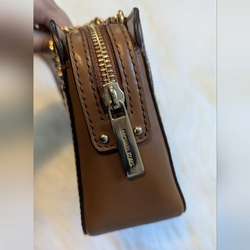 Beautiful Michael Kors crossbody purse. - Picture 10 of 16